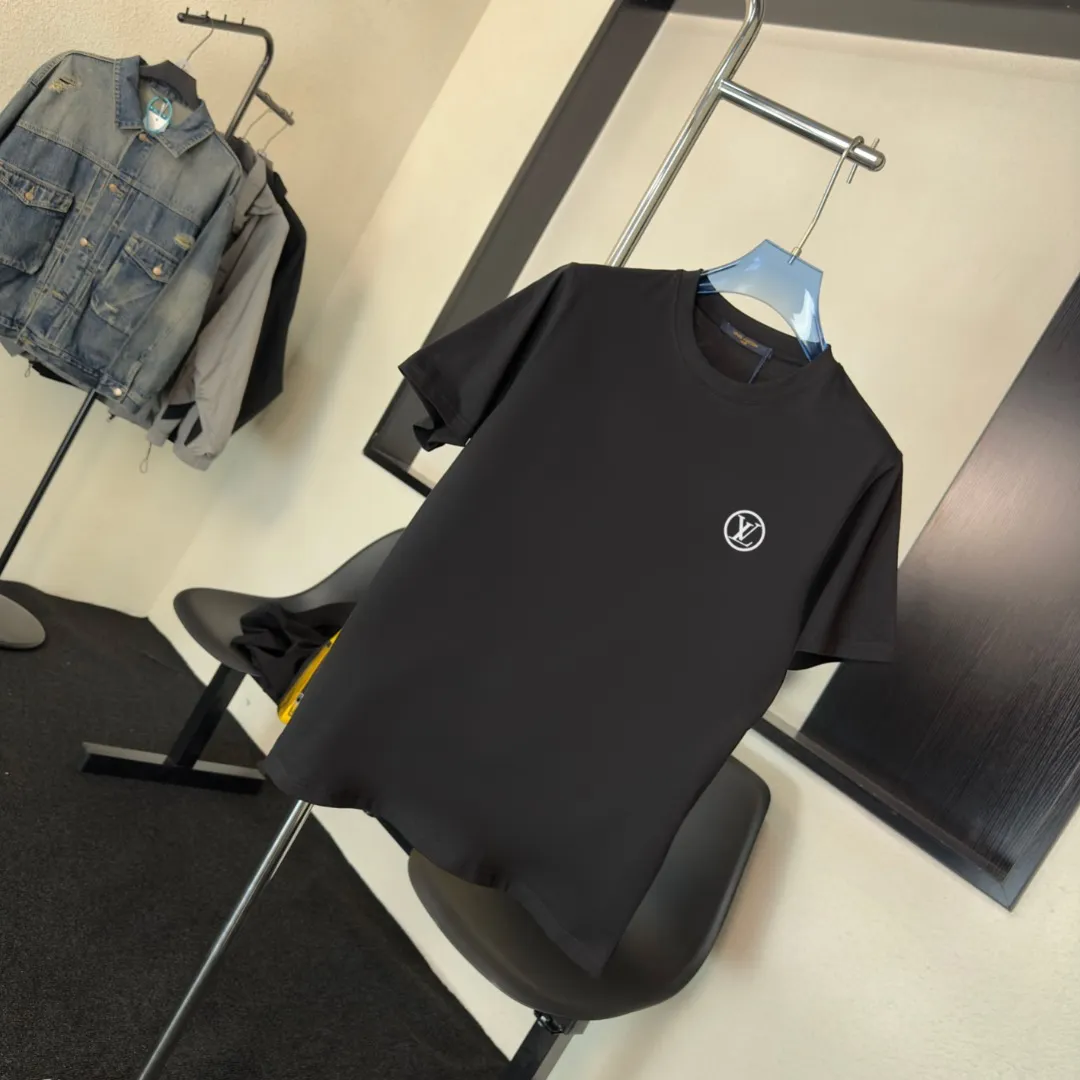 《LV~ 》 2026New Arrival Quality T ， , Versatile Quality ！ ‼ 32 G ‼ ， ， ， ， T 🤪 Sizes：S-M-L-XL-2XL ：Black，White， Same Style